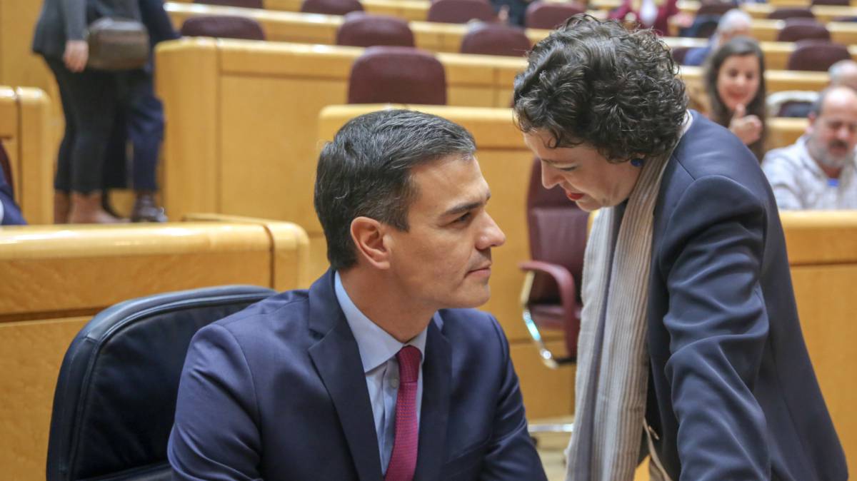 Pedro Sánchez y Magdalena Valerio,en el Senado.