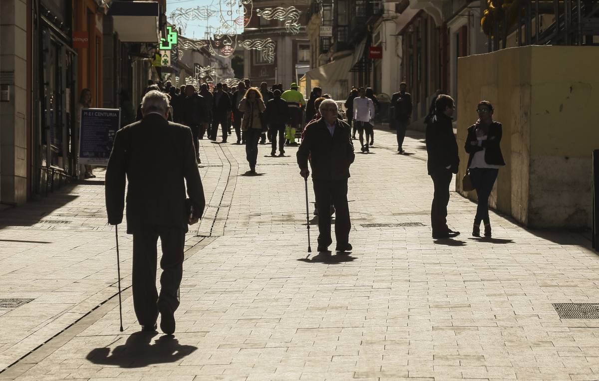 Vecinos de Guadalajara pasean por el centro de la ciudad.