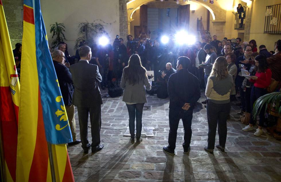 Mònica Oltra y sus cuatro consejeros de Compromís, durante la rueda de prensa ofrecida tras finalizar la reunión con Ximo Puig.