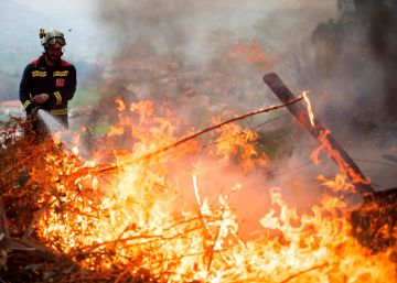 Los servicios de extinción reducen los focos activos en Cantabria y Asturias