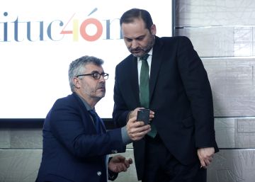 “Por España, reenvía este vídeo”: la campaña electoral se juega en WhatsApp