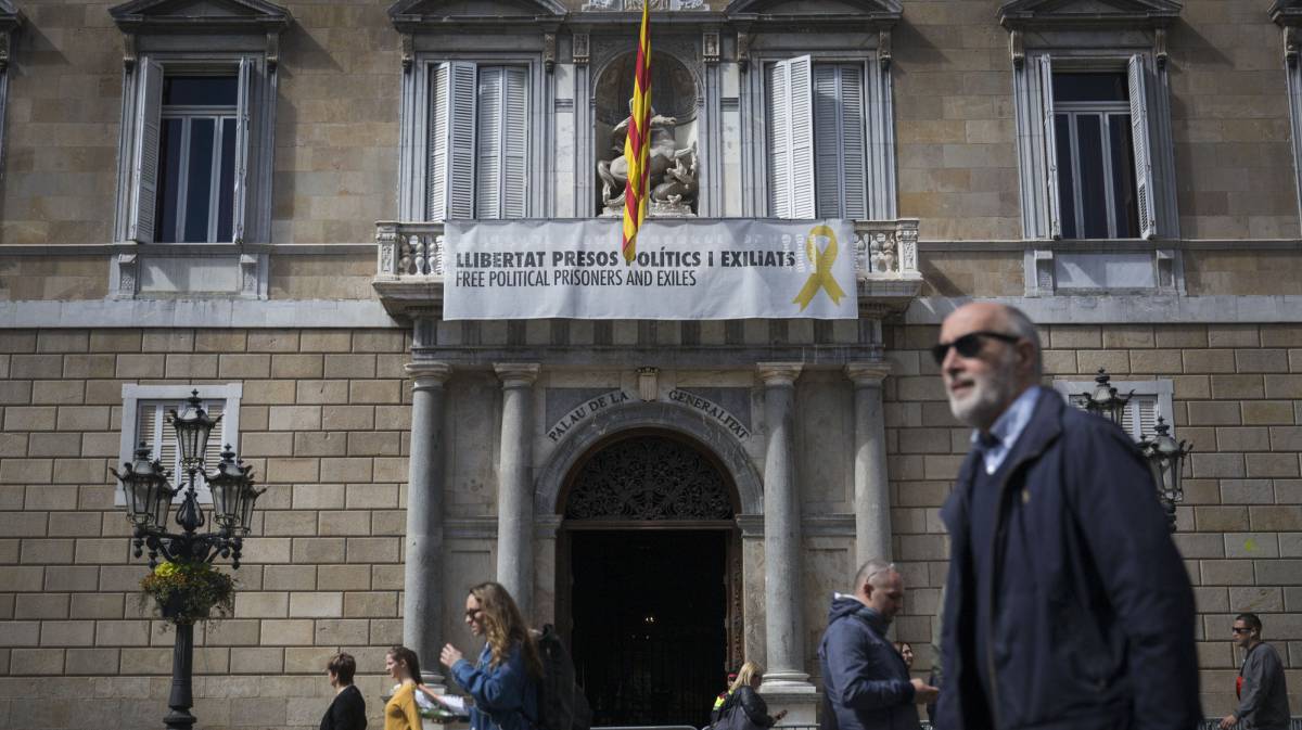 El lazo amarillo sigue colgado de la fachada del Palau de la Generalitat a pesar de la ordenanza de la Junta electoral.