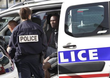 El ‘muro’ policial sigue férreo en la frontera vascofrancesa