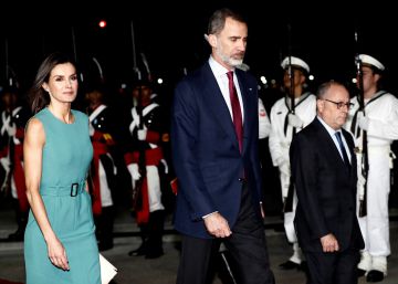 Un imprevisto retrasa casi una hora la bajada de los Reyes del avión en Argentina