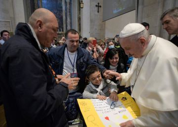 ¿Por qué el Papa retira su mano cuando se la quieren besar?