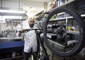 El cocinero con una estrella Michelin que se prepara para pedalear en el desierto de Marruecos