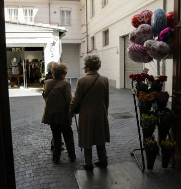 Tres mujeres en un mercadillo en un patio de la calle Goya (Madrid).