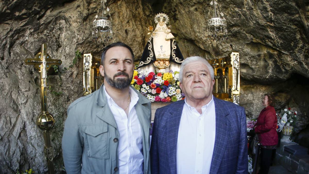 El candidato de Vox a la presidencia, Santiago Abascal, y el líder del partido de ultraderecha en Asturias, Rodolfo Espina, en la Ermita de la Virgen de Covadonga.