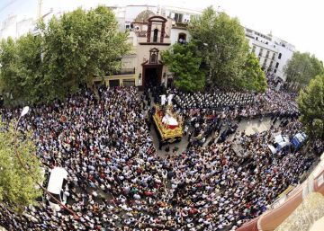 La Fiscalía archiva la denuncia contra una hermandad por sacar en procesión el fajín de Franco