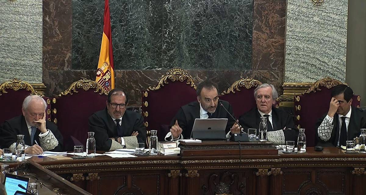 Los magistrados del tribunal que enjuicia la causa del 'procés' en el Supremo, en una sesión del juicio este lunes.
