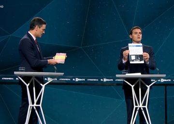 Albert Rivera entrega a Sánchez su tesis doctoral y este le responde con el libro de Abascal y Sánchez-Dragó