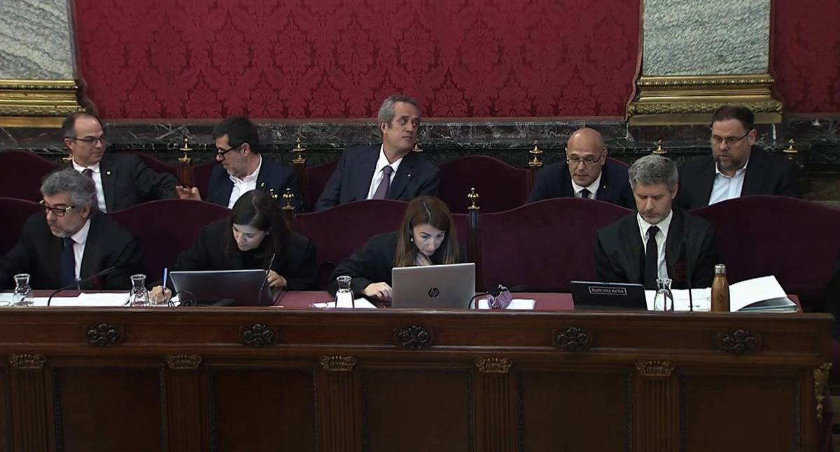 Oriol Junqueras, Raül Romeva, Joaquim Forn, Jordi Sànchez y Jordi Turull, detrás de sus abogados.