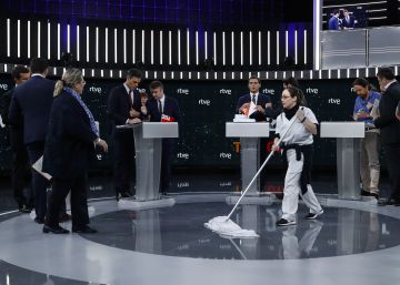 Las ‘campañadas’ del 28-A: cirios, mopas y “sí, sí, sí, hasta el final”