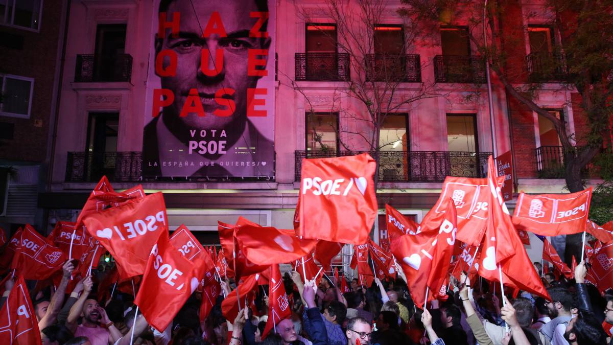 Seguidores frente a la sede del PSOE en la calle Ferraz de Madrid.