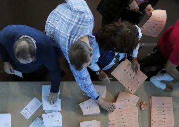 El PP pierde su feudo histórico en Galicia y Feijóo descarta la dimisión de Casado