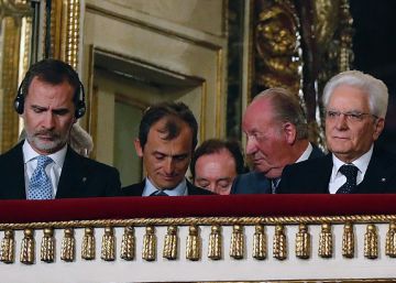 Felipe VI y don Juan Carlos, recibidos en Nápoles con el himno español con la letra de Pemán