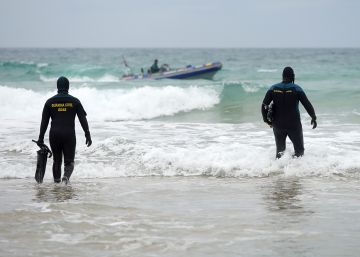 Muere una mujer y un adolescente está desaparecido tras volcar una patera en Cádiz