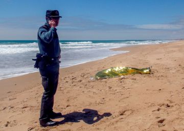 Localizado el cadáver de un joven cerca de la zona en la que se hundió una patera en Cádiz