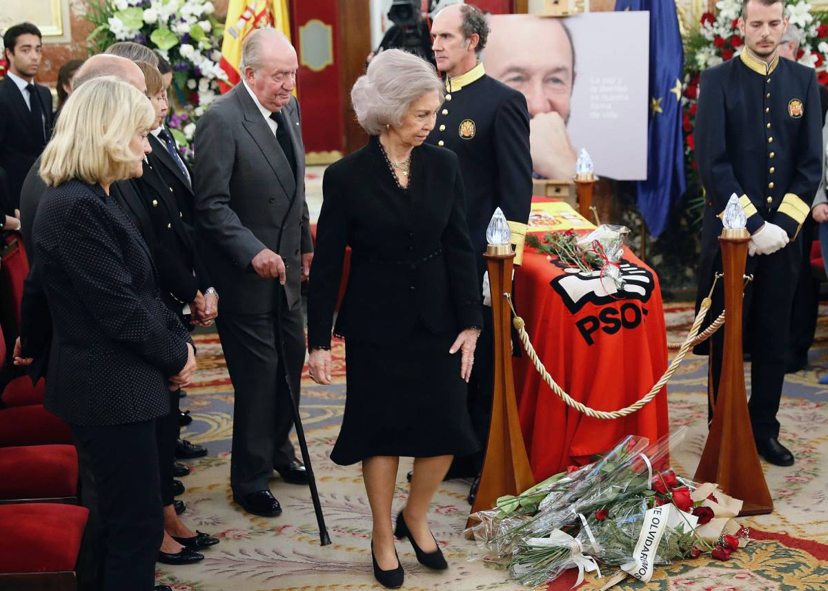 Los Reyes eméritos, en la capilla ardiente de Alfredo Pérez Rubalcaba, en el Congreso.