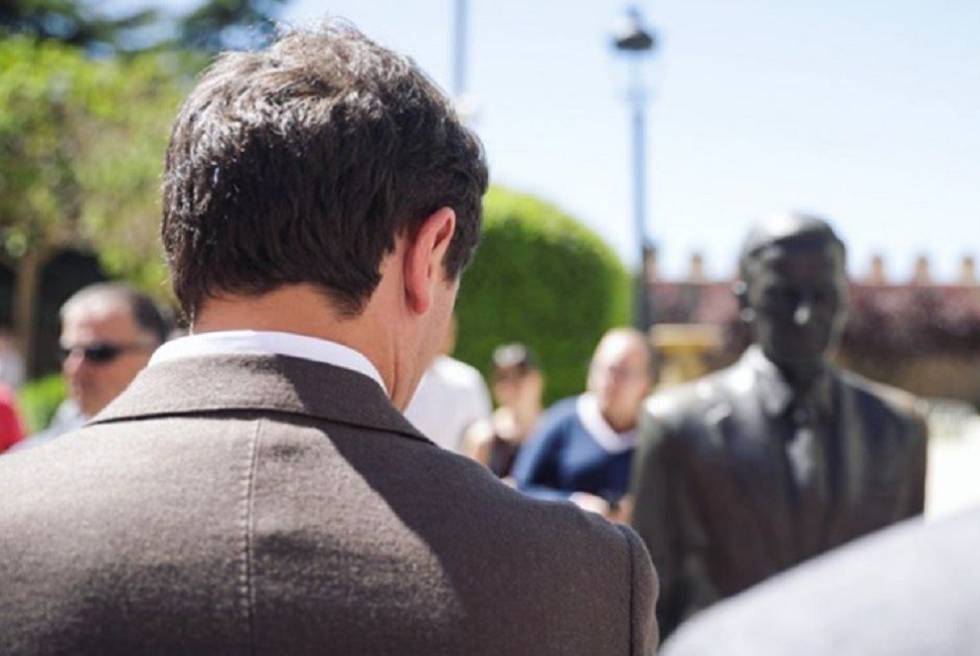 Albert Rivera, en Ávila, junto a la estatua de Adolfo Suárez.