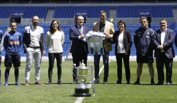 Pedro Sánchez, junto al presidente de la Real, Jokin Aperribay, en la visita del presidente del Gobierno tras el título de campeonas de la Copa de la Reina del club 'txuriurdin'.