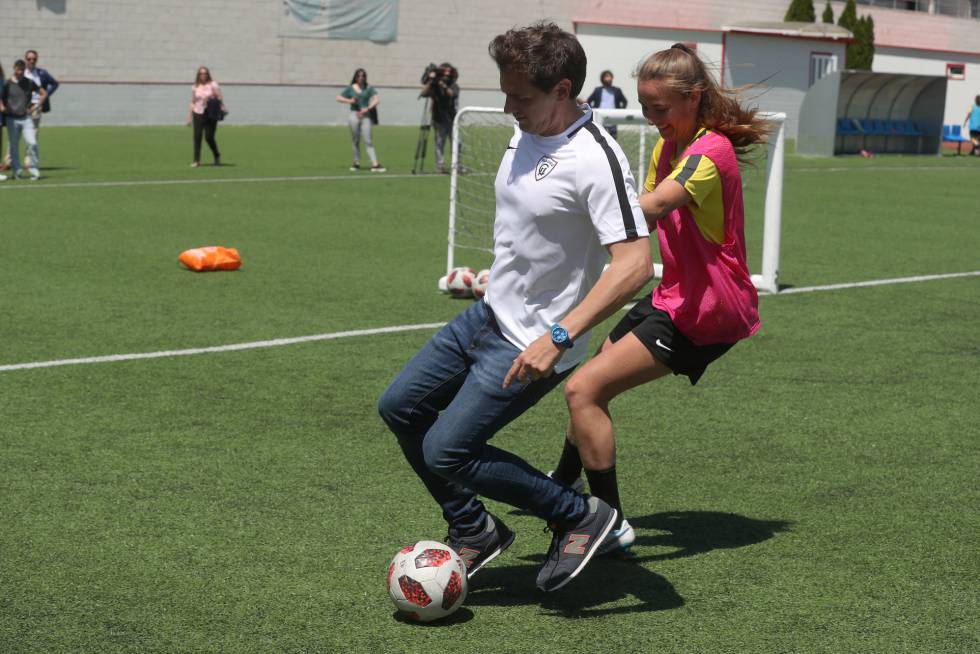 Albert Rivera disputa un balón con una jugadora del Madrid Club de Fútbol Femenino.