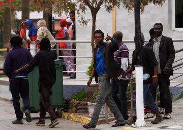Vox se querella contra los últimos 52 migrantes que saltaron la valla de Melilla