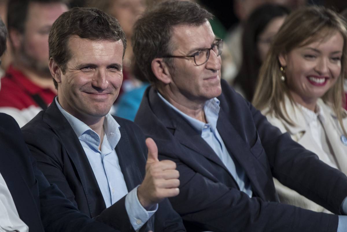 Pablo Casado, junto al presidente de la Xunta, en su mitin de Ribeira.