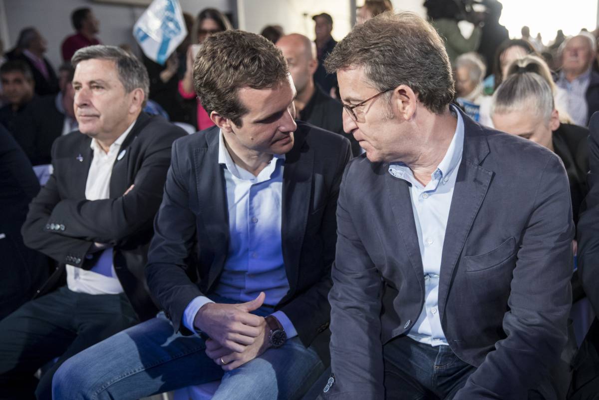 Casado y Feijóo, ayer en un acto en Riveira para apoyar al candidato municipal, Manolo Ruiz.