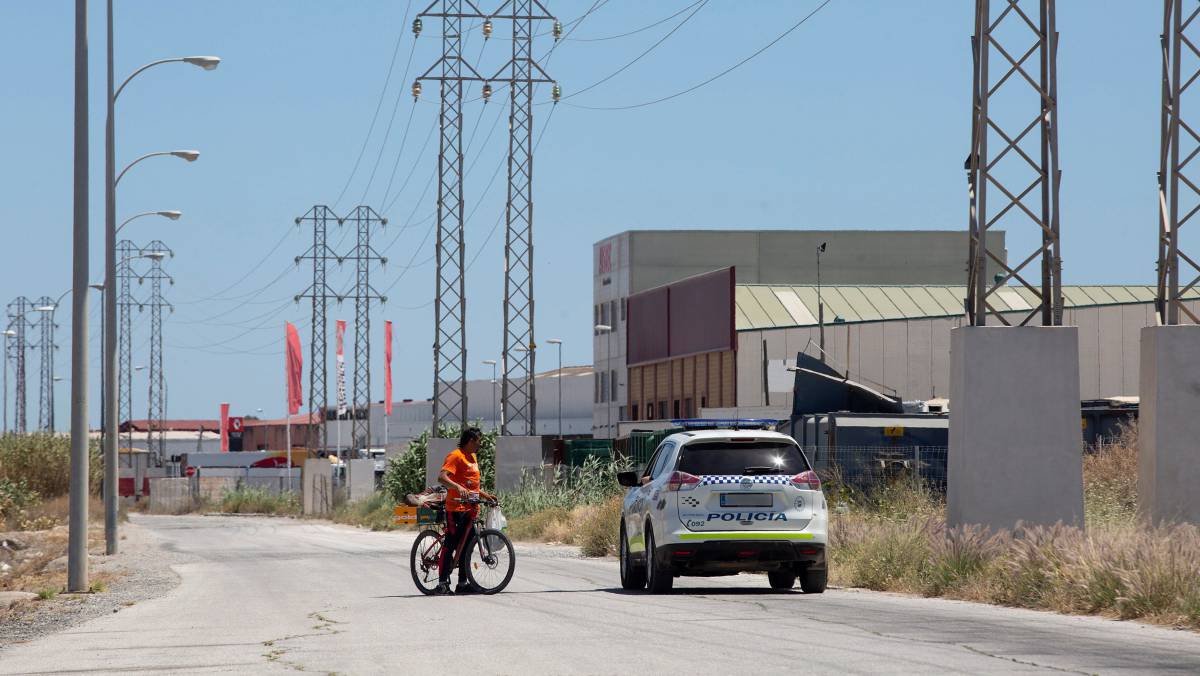 Un coche de policía, en el polígono Santa Teresa.