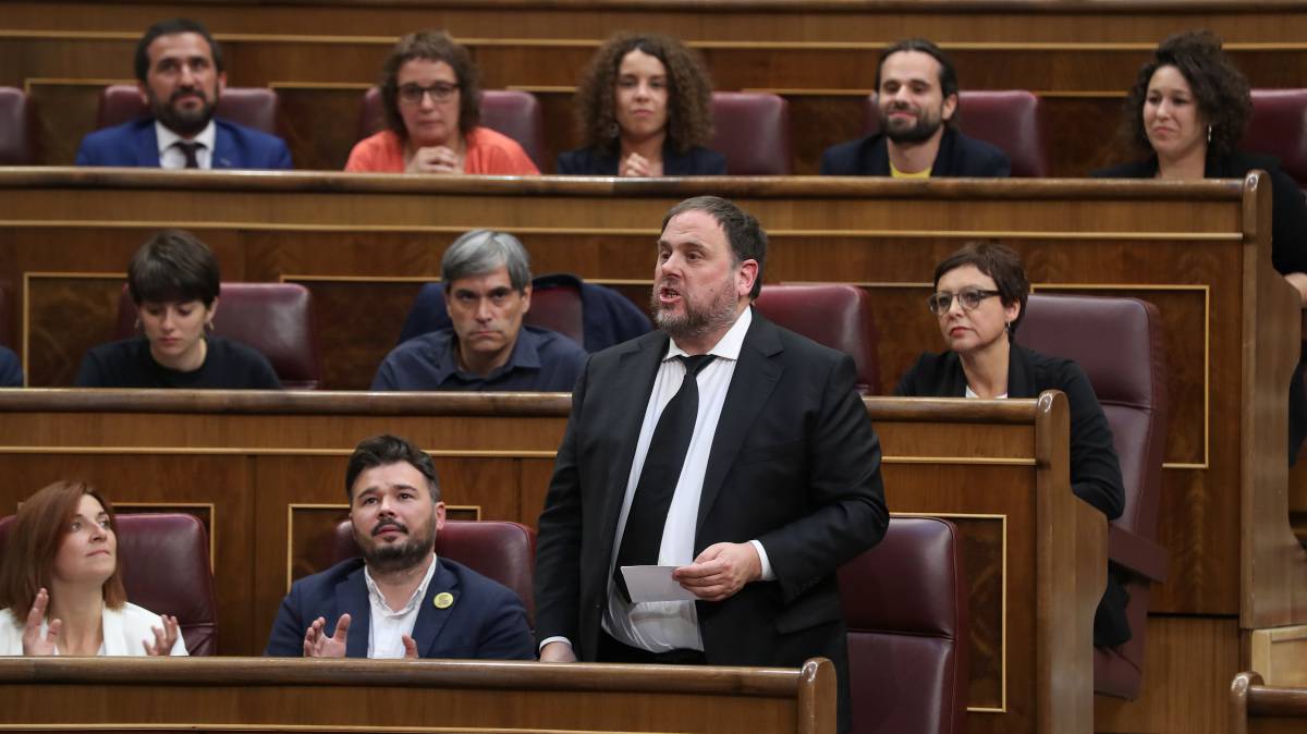 El acatamiento de los independentistas, la primera bronca de la legislatura