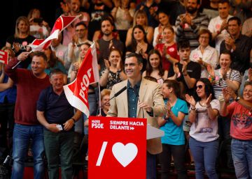 El presidente del Gobierno en funciones, Pedro Sánchez, interviene en un acto de campaña en apoyo al candidato del PSOE a la presidencia de la Comunidad de Madrid, Ángel Gabilondo, este martes en Leganés (Madrid).