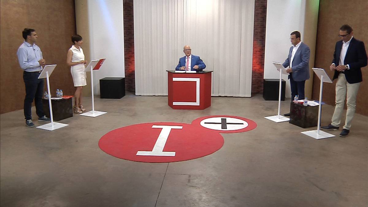 Un momento del debate entre los candidatos a la alcaldía de Puertollano (Ciudad Real), moderado por Julián Camacho en el canal provincial ImásTV.