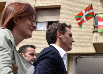 El pueblo de Josu Ternera boicotea con sirenas el acto de Rivera en homenaje a las víctimas