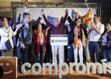 Joan Ribó, en el centro, acompañado anoche de los dirigentes de Compromís. rn