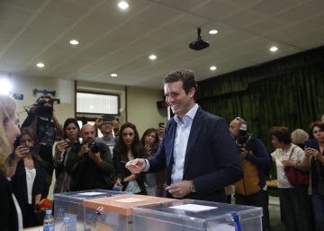 El líder del PP, Pablo Casado, vota este domingo en un colegio de Madrid.