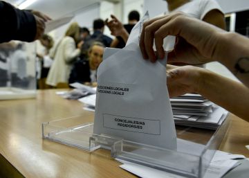 Recuento de votos de las elecciones locales en un colegio de Girona.