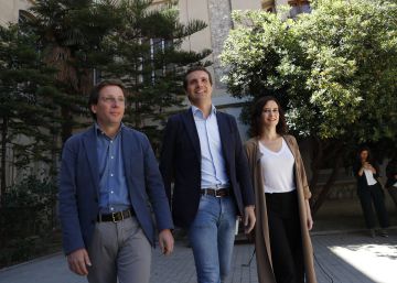 Jose Luis Martínez Almeida con Pablo Casado e Isabel Díaz Ayuso, este domingo en un colegio electoral de Madrid.