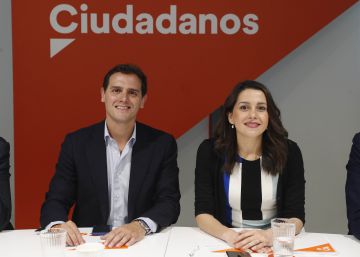 Ciudadanos rompe con Valls por el apoyo a Colau en Barcelona