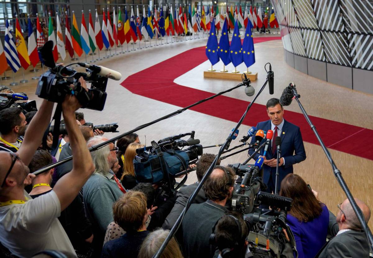 Pedro Sánchez se dirige a los medios, hoy en Bruselas.