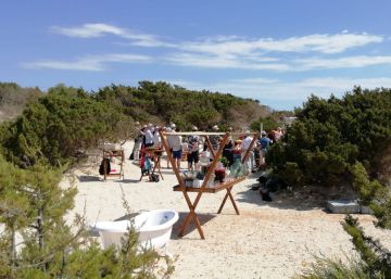 Compuestos y sin boda: así paralizaron los agentes una ceremonia en una playa virgen protegida de Mallorca