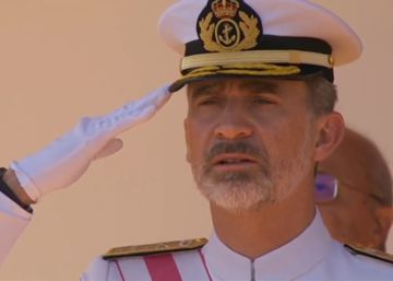 El gesto de desaprobación del Rey durante el izado de la bandera