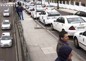 Un taxista de Vigo, denunciado por ir a trabajar en falda