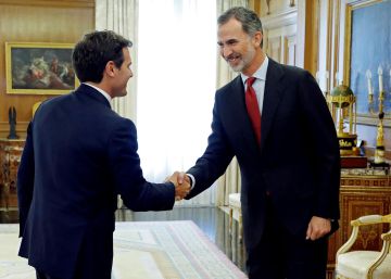 Rivera le dice a Sánchez que no cuente con su voto ni con su abstención