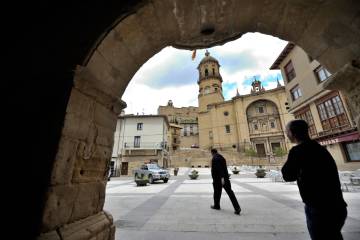 Plaza principal de Labastida, con la iglesia de la Asunción al fondo.