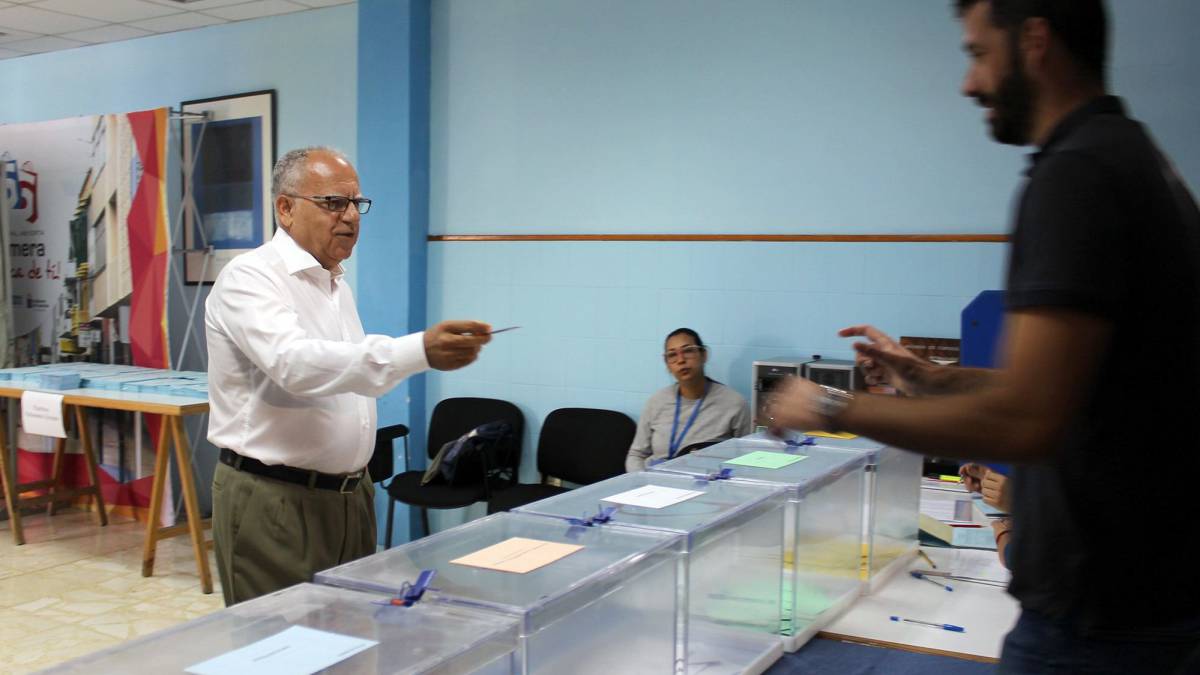 El candidato al Parlamento de Canarias por la Agrupación Socialista Gomera, Casimiro Curbelo, ejerce su derecho al voto en las pasadas elecciones.