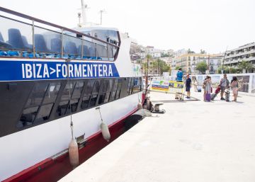 Un ferry y un barco turístico, a punto de chocar en el paso entre Ibiza y Formentera
