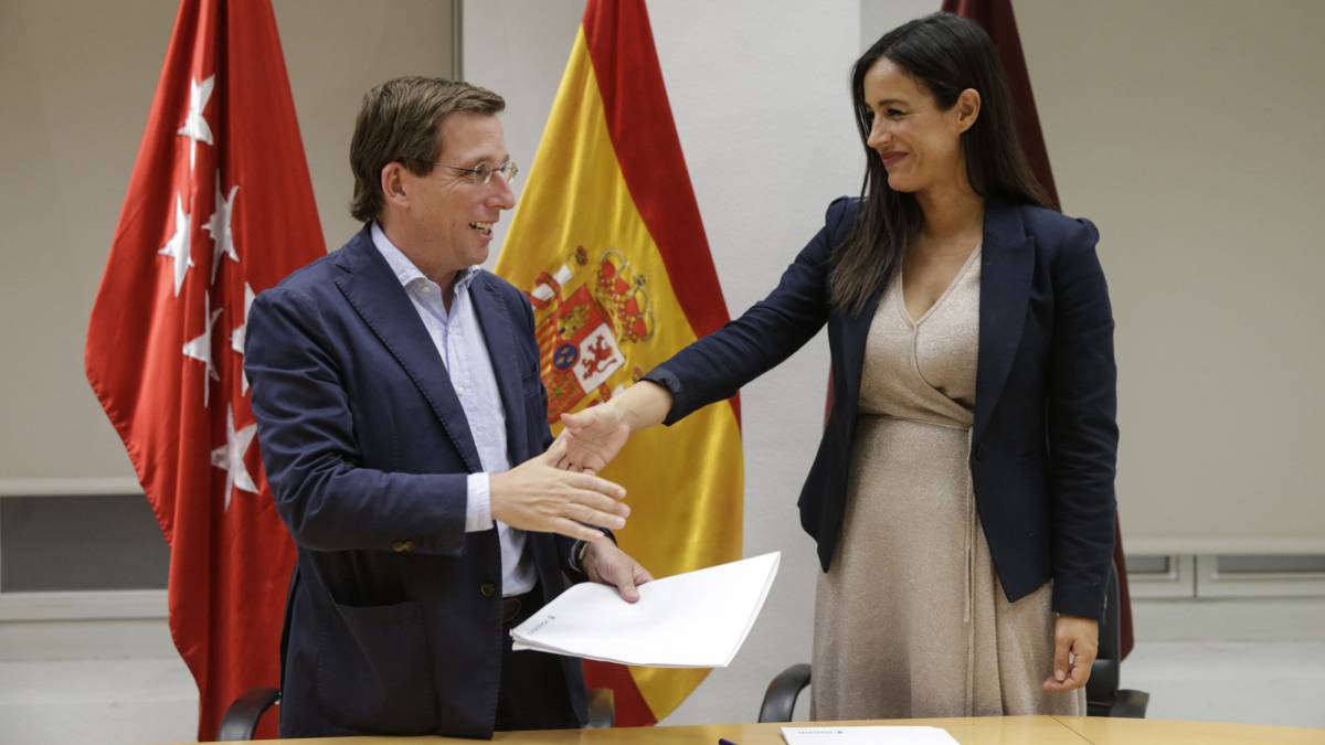 Begoña Villacís y José Luis Martínez-Almeida, este viernes, tras el acuerdo para la alcadía de Madrid.