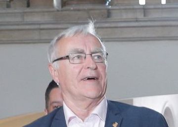 GRAFCVA5619. VALENCIA, 15062019.- El candidato a la reelección como alcalde de València, Joan Ribó (centro), llega al Ayuntamiento acompañado por el resto de concejales de Compromís, este sábado en el que la mayoría de los ayuntamientos de la Comunitat Valenciana celebran sus sesiones constitutivas, con diversos acuerdos entre los partidos para decidir las alcaldías y la amenaza del PSPV y Compromís de expulsar a los concejales que reciban el apoyo de la derecha para presidir el consistorio en municipios donde dichas formaciones puedan pactar. EFEKai Försterling.