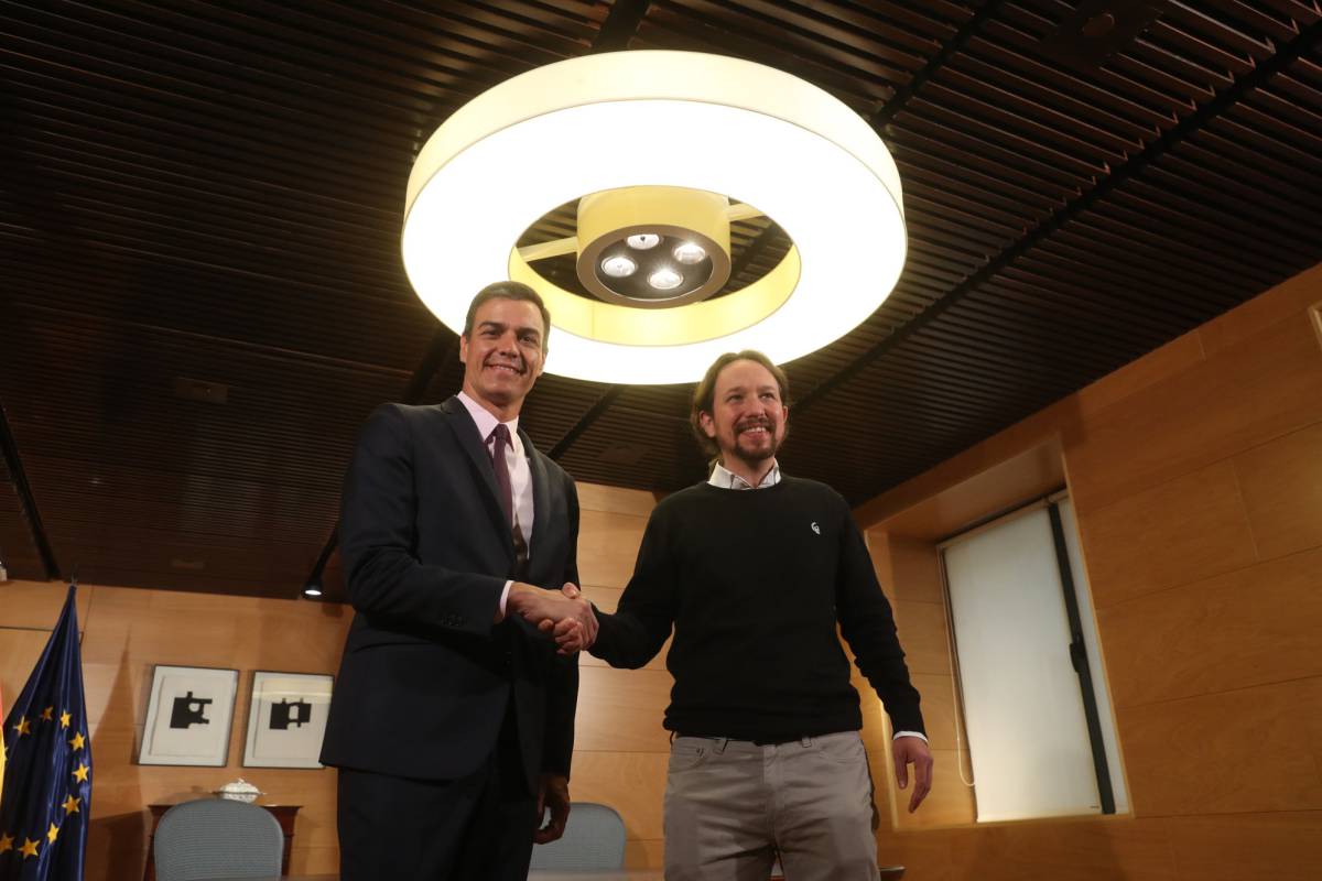 El presidente del Gobierno en funciones, Pedro Sánchez, y el líder de Podemos, Pablo Iglesias, durante su encuentro el 11 de junio.